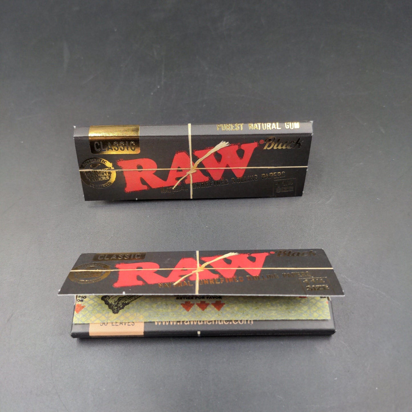RAW Classic Rolling Papers - 1 1/4 Size Black
